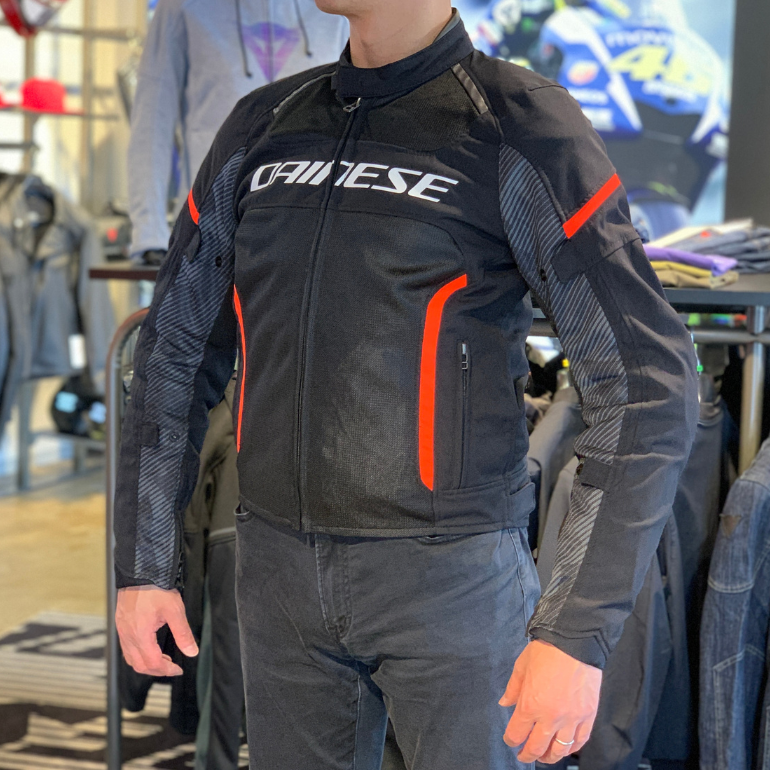 初秋のツーリングの最適解『AIR FRAME 3 TEX JACKET』